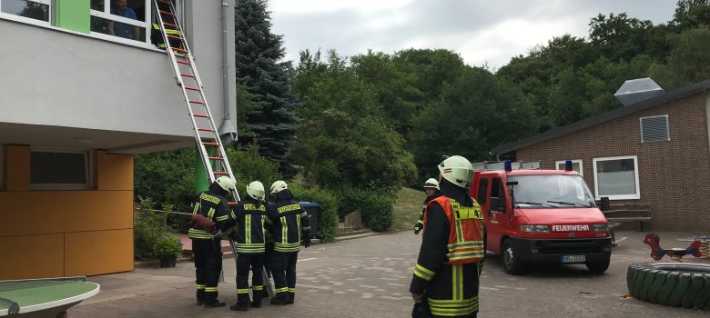 Schulleiter Kai Prüfer wird über die Steckleiter gerettet.JPG